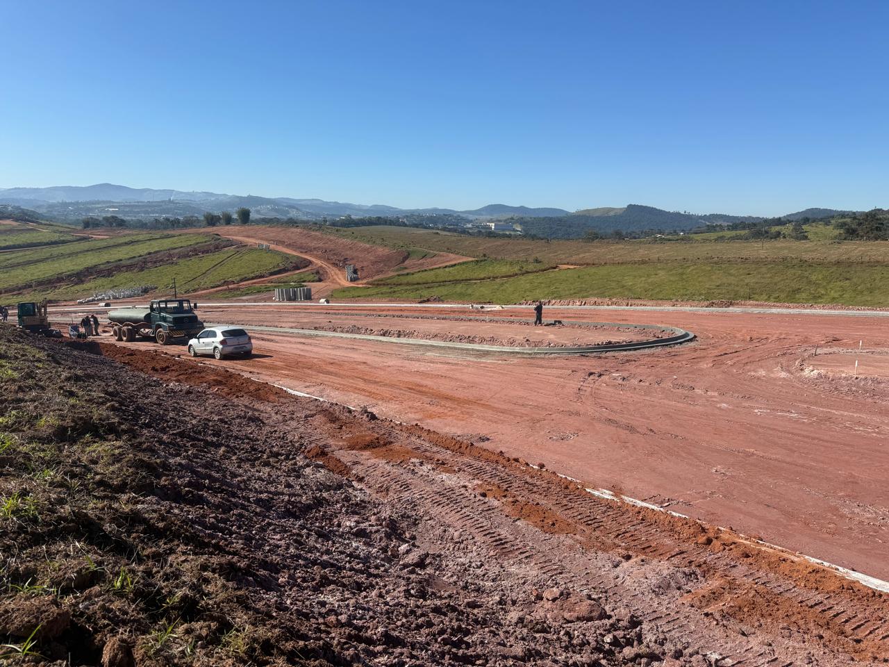 Obra em andamento — EcoVille Club Residence Atibaia — Sarjetas implantadas